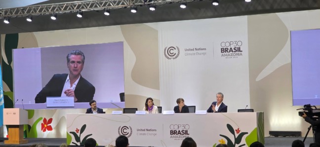 Gavin Newsom, governador da Califórnia, durante fala na COP30 em Belém, defende papel dos estados, critica Donald Trump e diz que “os EUA não podem ser uma nota de rodapé na luta climática global”.