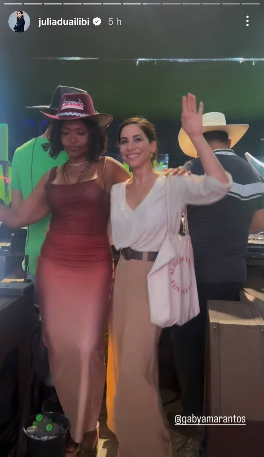 Julia Duailibi foi pessoalmente conhecer o Carabao e tietou Gaby Amarantos.