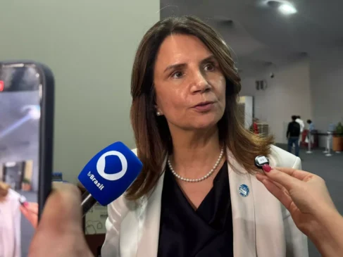Ana Toni, diretora-executiva da presidência da COP30, conduz coletiva de imprensa diária destacando avanços nas NDCs e o papel central das cidades e estados na ação climática.