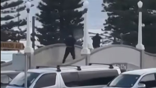 Ataque a tiros em Bondi Beach, Austrália, deixa 10 mortos e 11 feridos. Saiba detalhes do incidente e seus impactos regionais e globais.