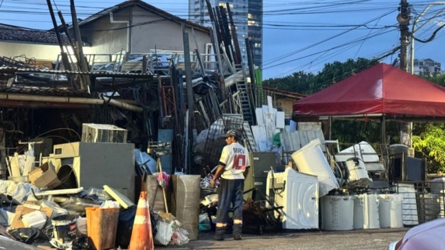 Ferro-velho ocupa parte da Travessa Timbó e gera acúmulo de sucata, mau cheiro e riscos à saúde dos moradores.