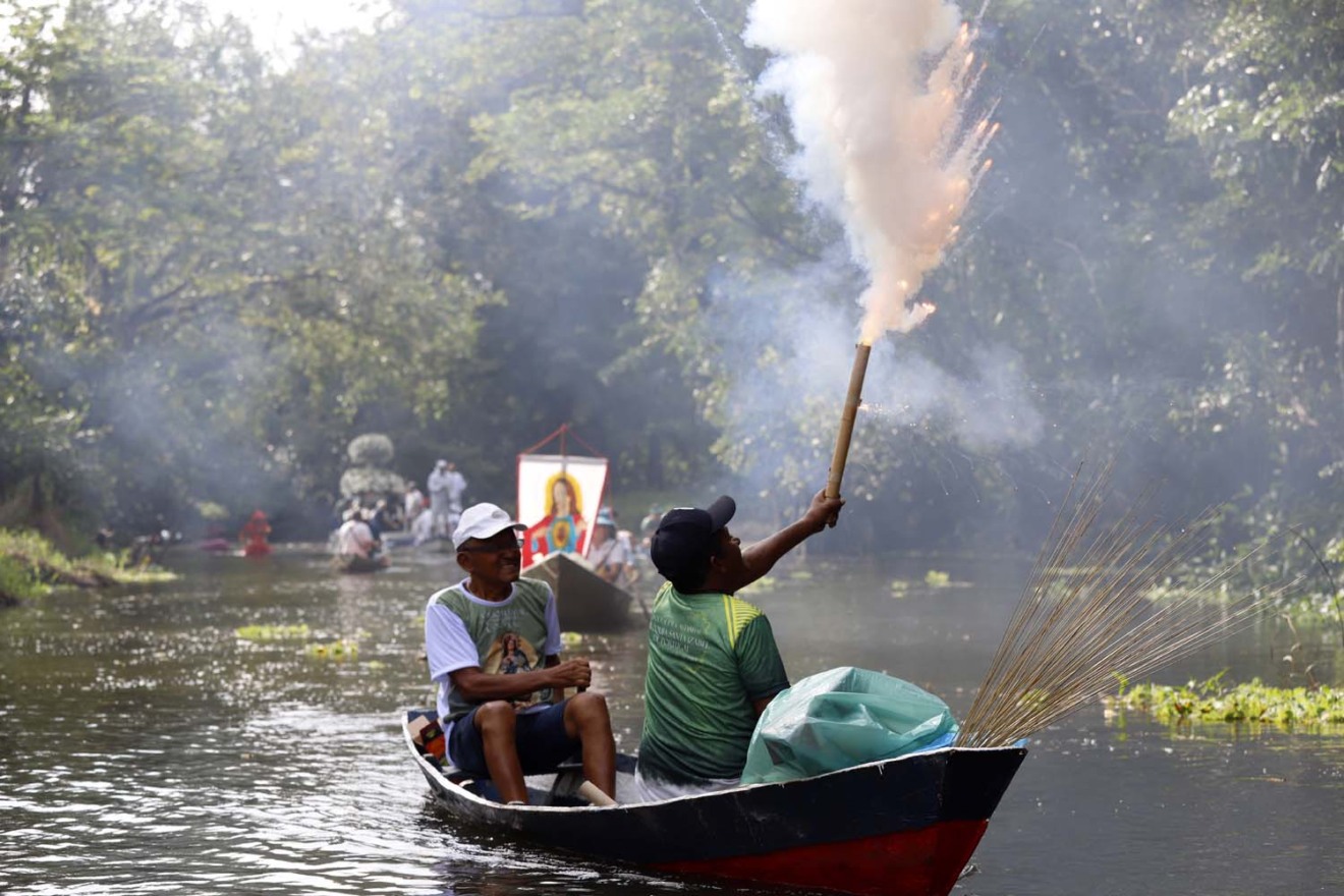 Belém, Pará, Brasil, CIDADE. Ajailson Varjão, 58 anos, fogueteiro. 108 Círio de Caraparu, procissão. 08-12-2025 Foto: Wagner Almeida / Diário do Pará. Belém, Pará, Brasil, CIDADE. Ajailson Varjão, 58 anos, fogueteiro. 108 Círio de Caraparu, procissão. 08-12-2025 Foto: Wagner Almeida / Diário do Pará.
