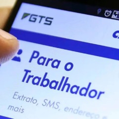 Trabalhador consulta saldo do FGTS no aplicativo após liberação de recursos retidos. Foto: Reprodução