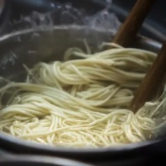 Você cozinhou macarrão errado a vida inteira — e a ciência acaba de provar isso