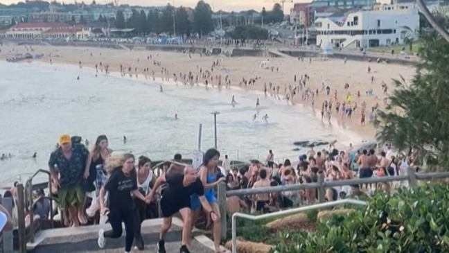 Ataque a tiros em Bondi, Sydney, deixa 11 mortos; homem desarma atirador e salva vidas. Saiba mais sobre o impacto e contexto do ataque na Austrália.
