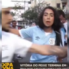 Vídeo: Repórter da CazéTV tem microfone furtado durante cobertura do Brasileirão