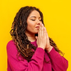 Descubra 5 orações poderosas para renovar sua fé e afastar energias negativas neste fim de ano. Fortaleça seu espírito e encontre paz interior.
