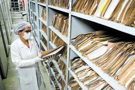 Com aproximadamente 800 mil registros, o arquivo centenário é cuidadosamente salvaguardado. Foto: Celso Rodrigues