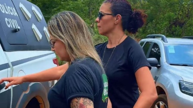 Pistoleiros entregam a mandante: esposa de empresário morto cai após longa fuga