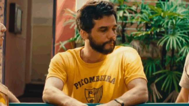 A camiseta usada no filme pelo personagem Marcelo, interpretado por Wagner Moura. Foto: Reprodução / O Agente Secreto