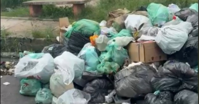 Sacos de lixo e entulho se acumulam em vias de Ananindeua
