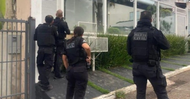 Policiais civis cumprem mandados judiciais de prisão e busca contra suspeitos de extorsão.