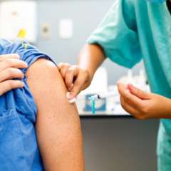 Da infância à terceira idade, especialistas reforçam a importância de manter a vacinação em dia em todas as fases da vida