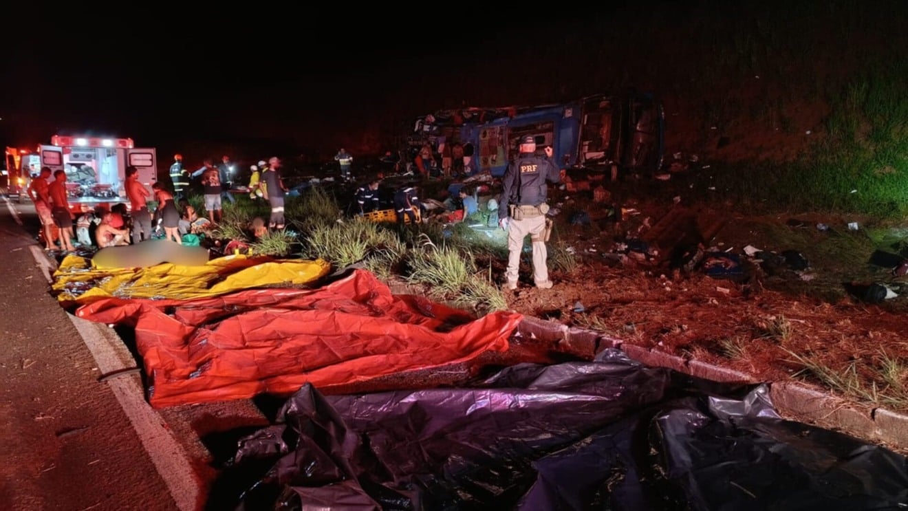 Tragédia na BR: Acidente gravíssimo deixa seis mortos e dezenas de feridos 3 Foto: PRF / Divulgação