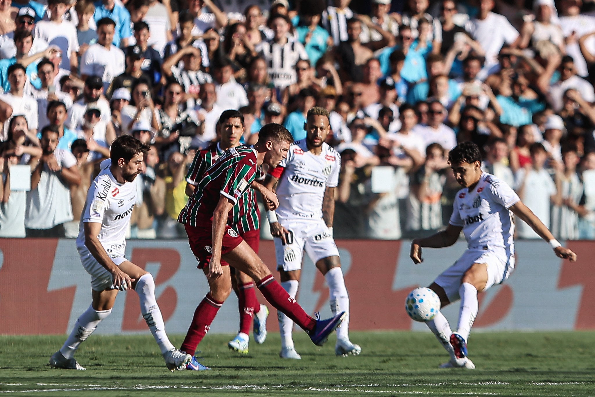 Com Neymar vaiado, Santos leva virada do Fluminense na Vila