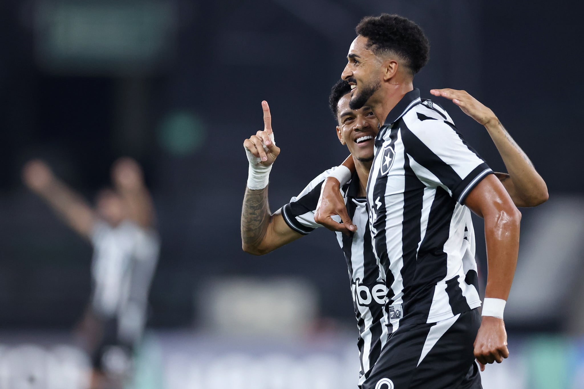 Botafogo goleia e aumenta pressão antes de encarar o Remo