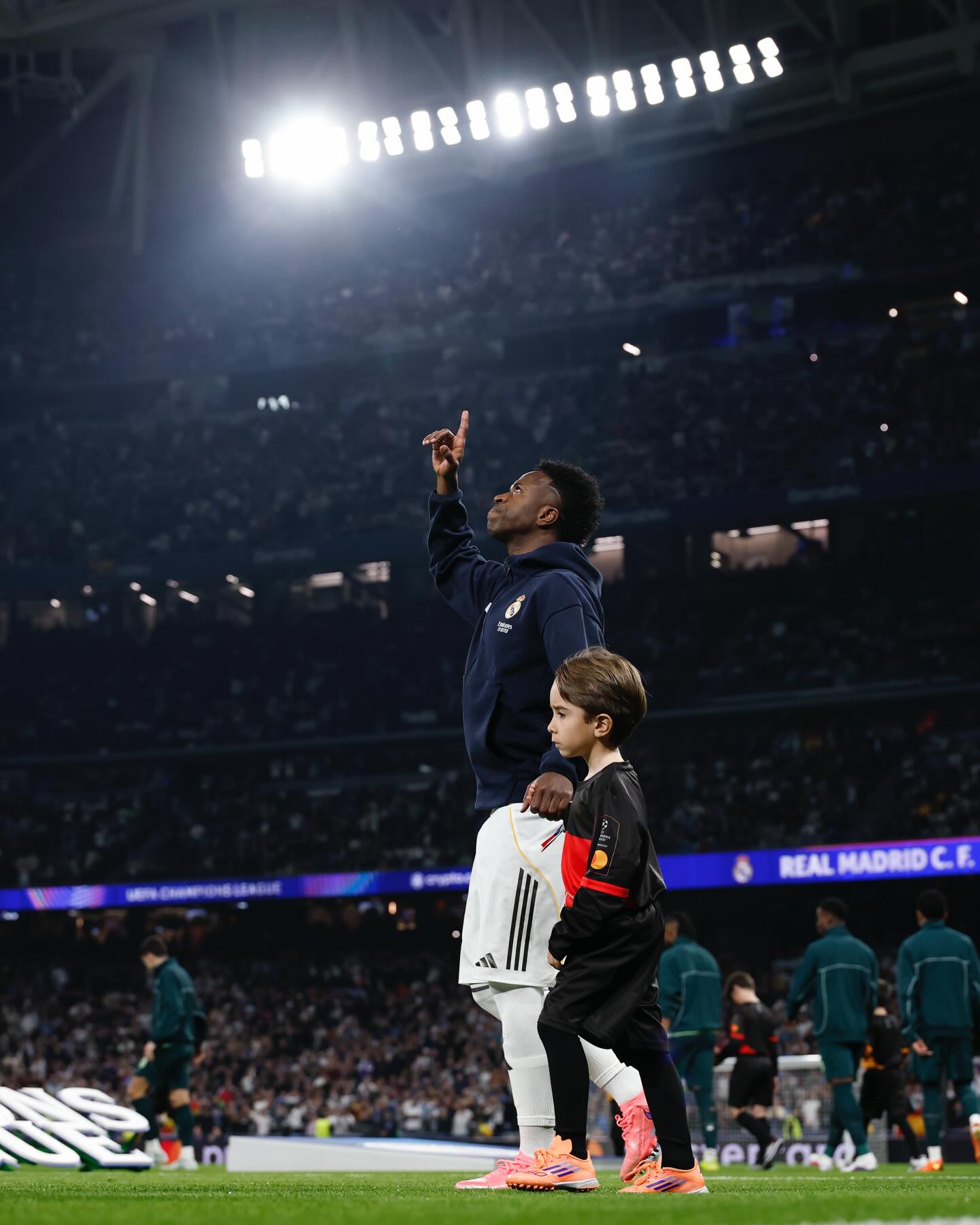 Vini Jr faz alerta forte: “Precisamos continuar essa luta”