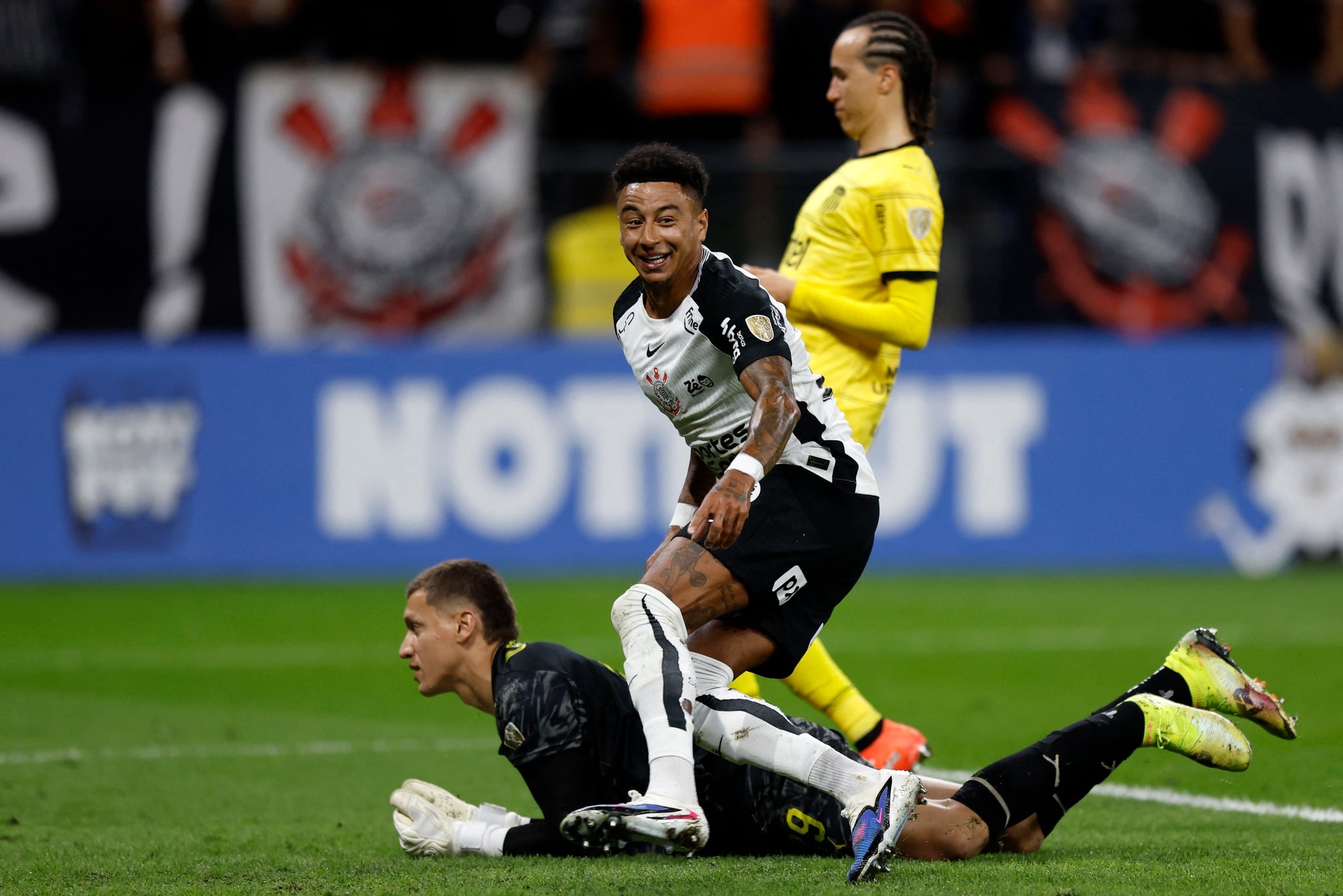 Corinthians domina Peñarol e mantém campanha perfeita na Libertadores