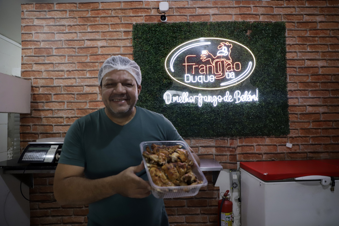 Segundo o proprietário João Carlos Lins, da unidade da avenida Duque de Caxias com Angustura, o trabalho começa cedo, entre 7h30 e 8h, com a preparação dos acompanhamentos, como arroz, farofa, baião, macarrão e batata frita.