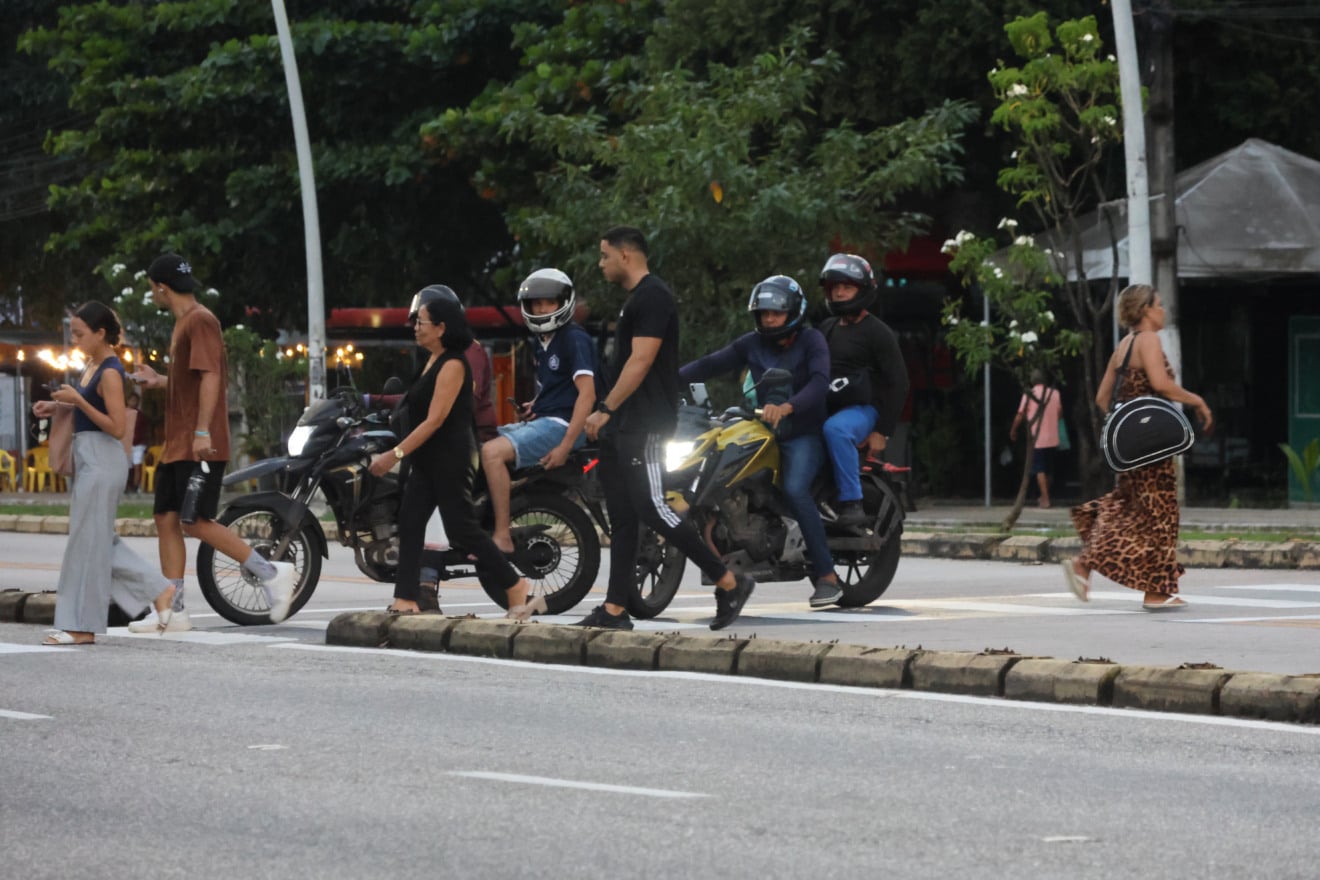 Trânsito perigoso: motos e carros invadem faixa exclusiva do BRT