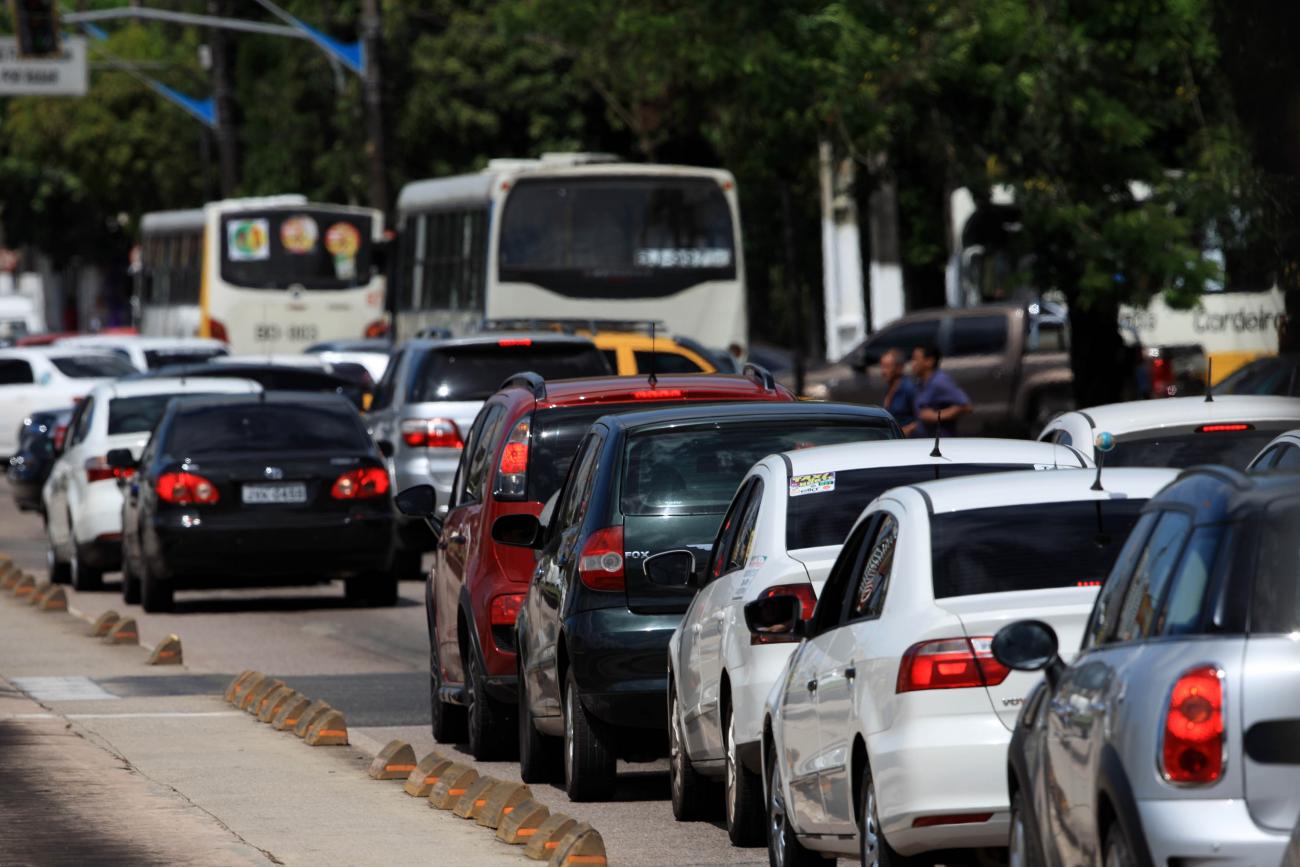 Placas de veículos podem ganhar novo modelo com bandeira do estado