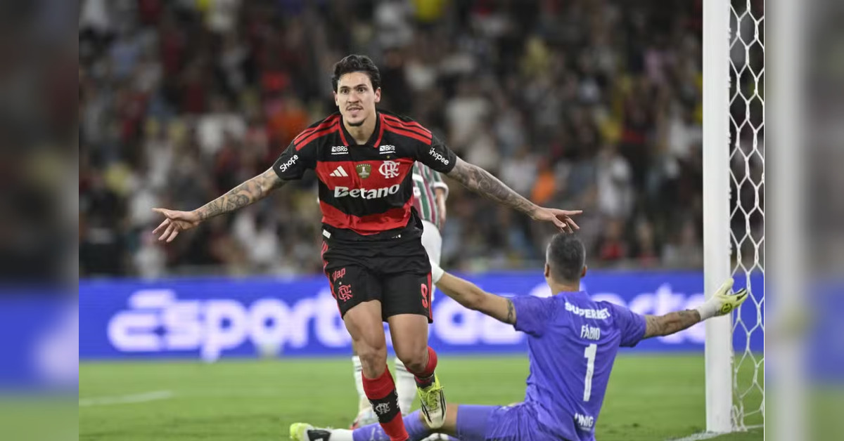 Torcedores do Flamengo tentam recriar golaço icônico de Pedro no Fla-Flu