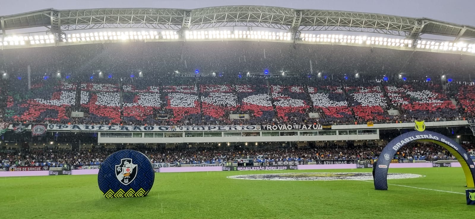 Chuva, casa cheia e recorde: torcida do Remo dá show no Mangueirão
