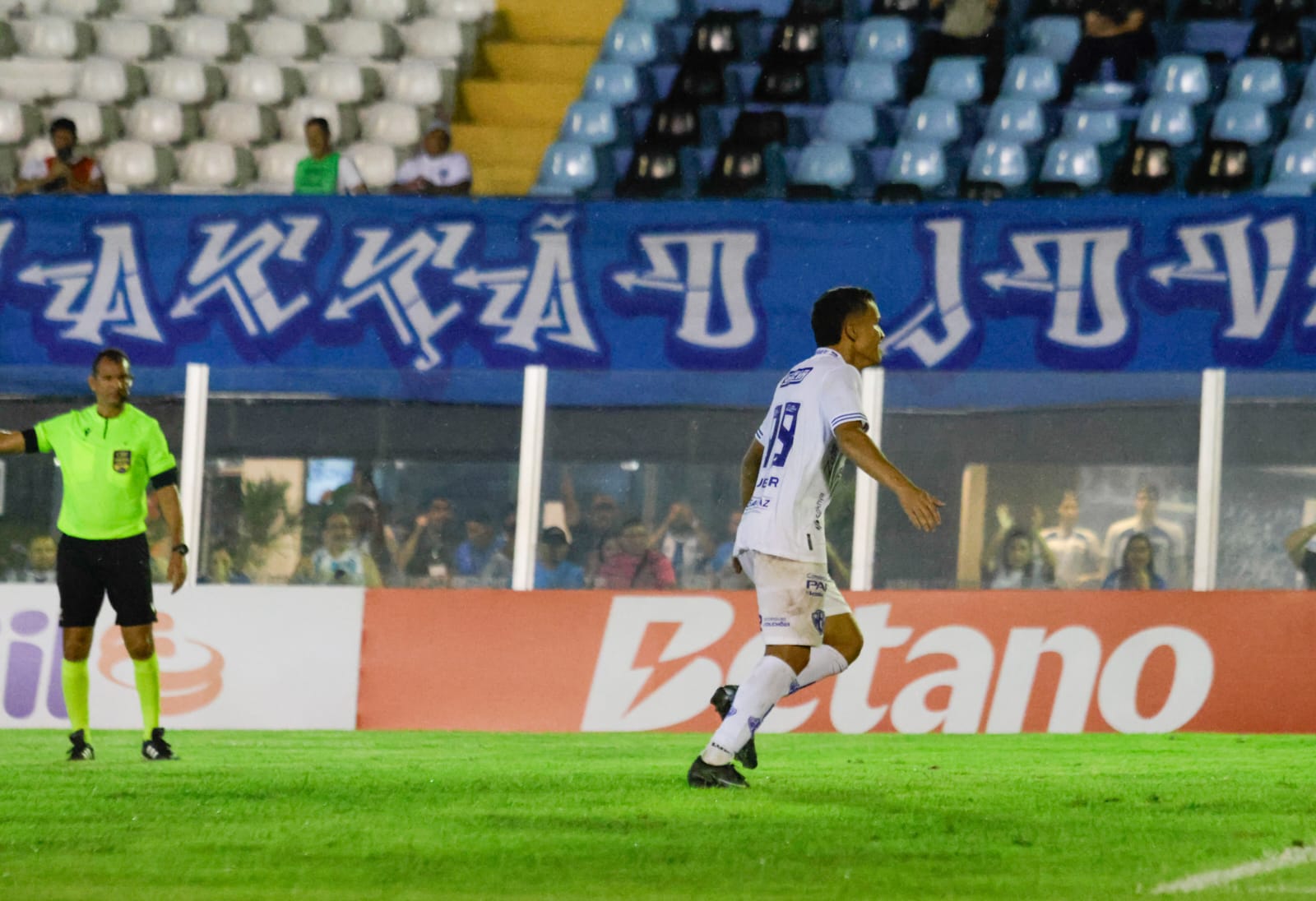 Na marra: Paysandu vira sobre o Independência e segue na briga