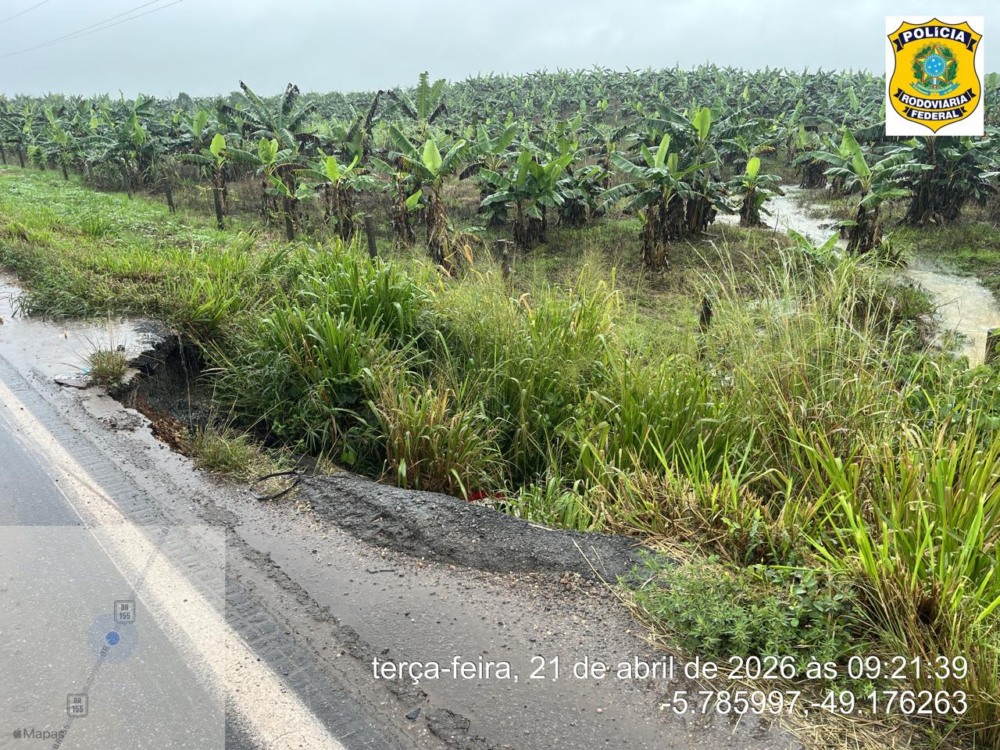 Afundamento no asfalto coloca em risco trecho da BR-155 entre Marabá e Eldorado do Carajás, com monitoramento da PRF no local. Fotos PRF-PA