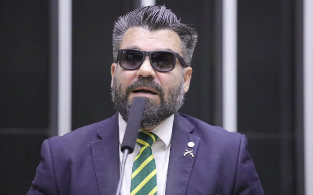 Quem é o deputado paraense que quer liberar armas em aviões?