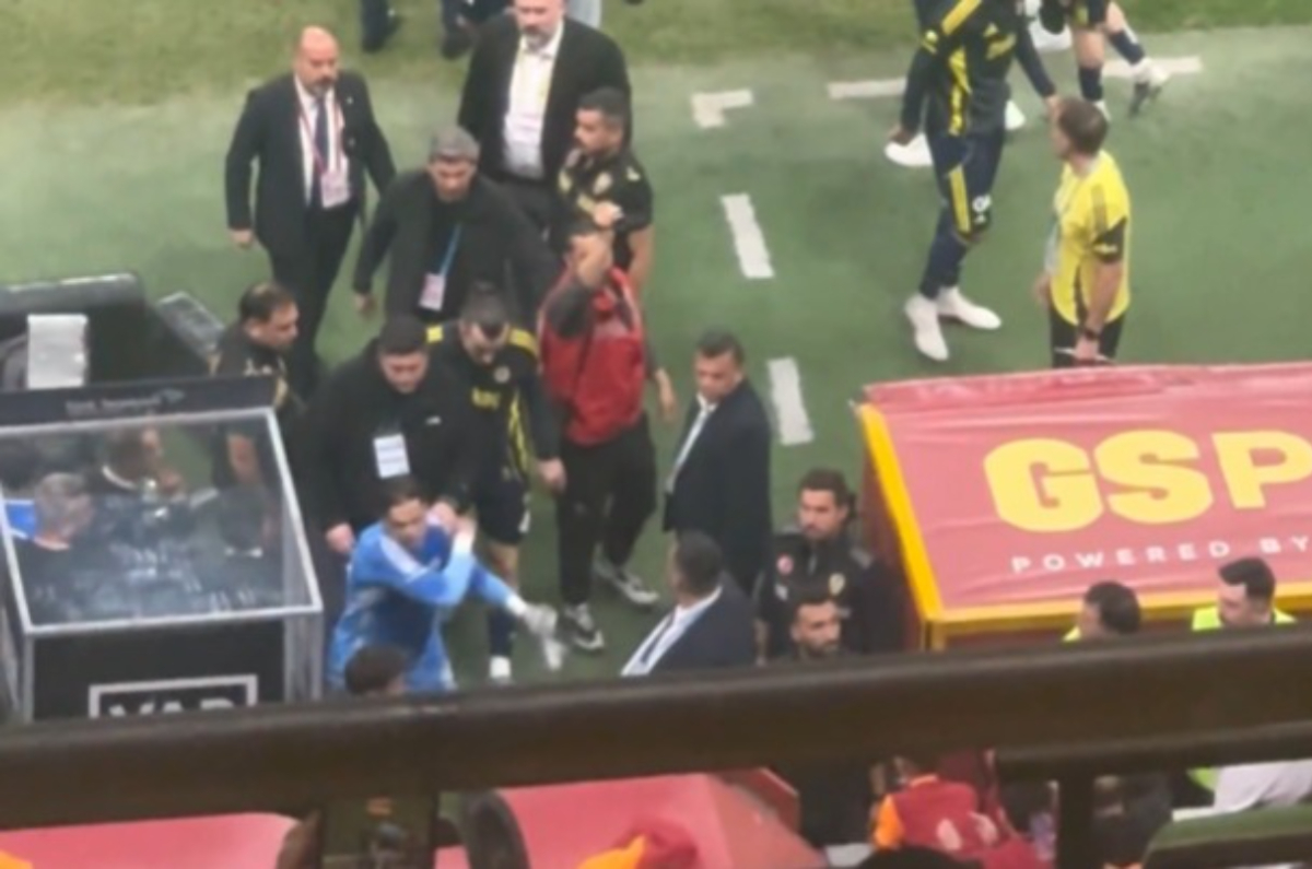 Goleiro da seleção se envolve em confusão, agride VAR e é expulso