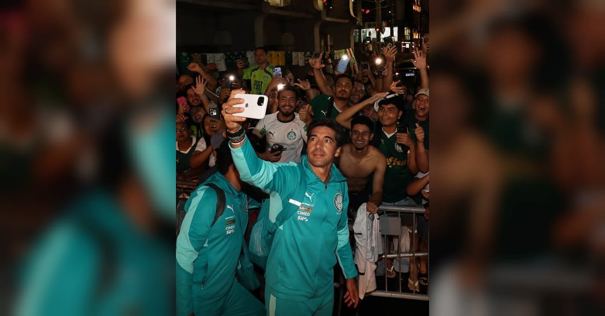 Abel Ferreira é tietado em chegada do Palmeiras a Belém