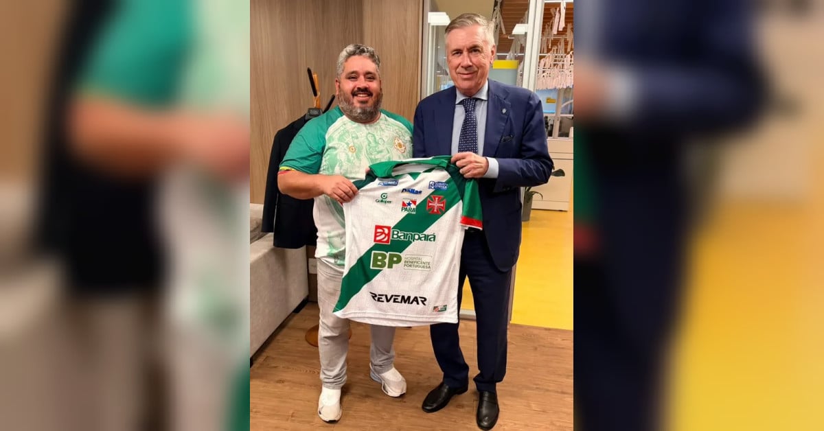 Carlo Ancelotti ganha camisa da Tuna após renovar com a Seleção