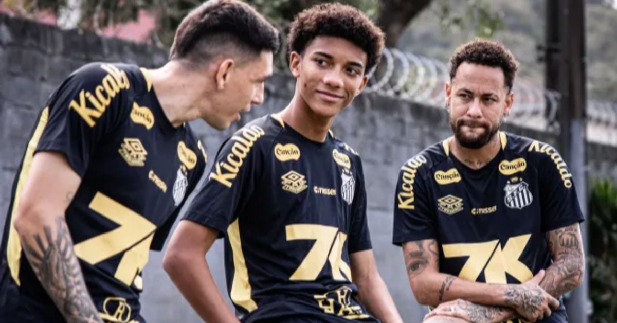 Neymar toma drible e dá rasteira em Robinho Jr