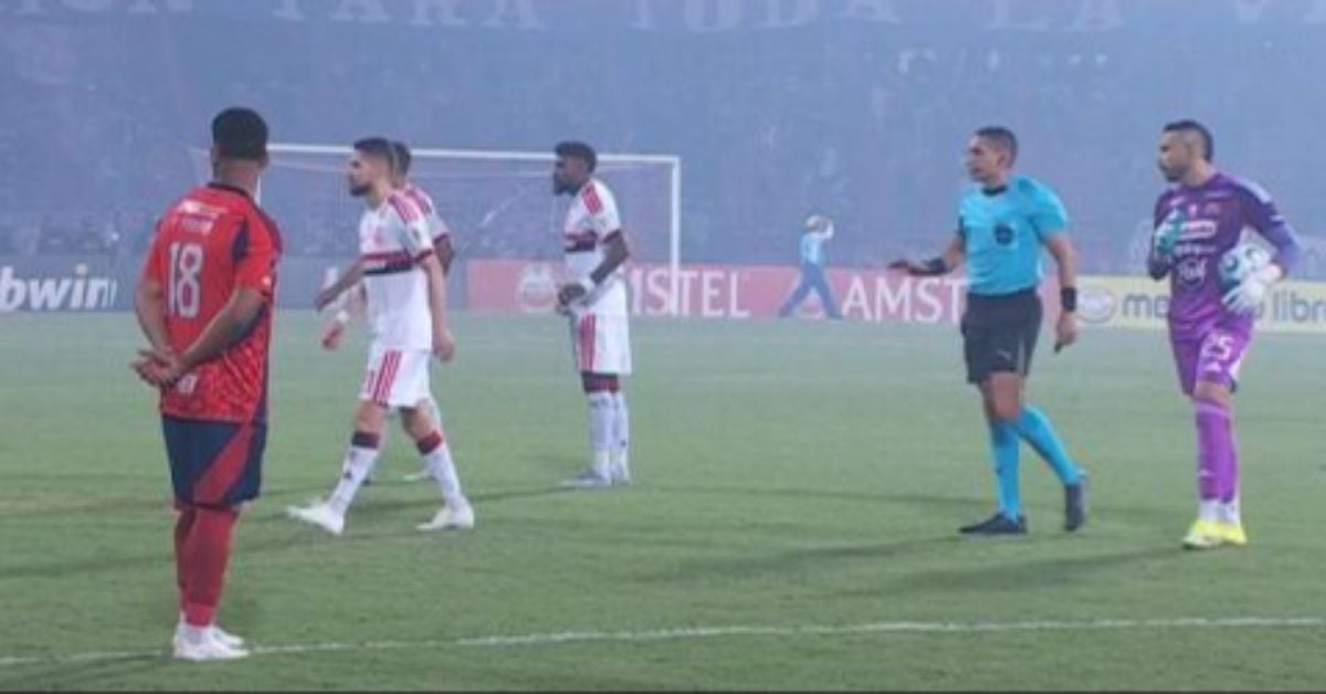 Caos na Libertadores! Jogo do Flamengo é paralisado após guerra nas arquibancadas