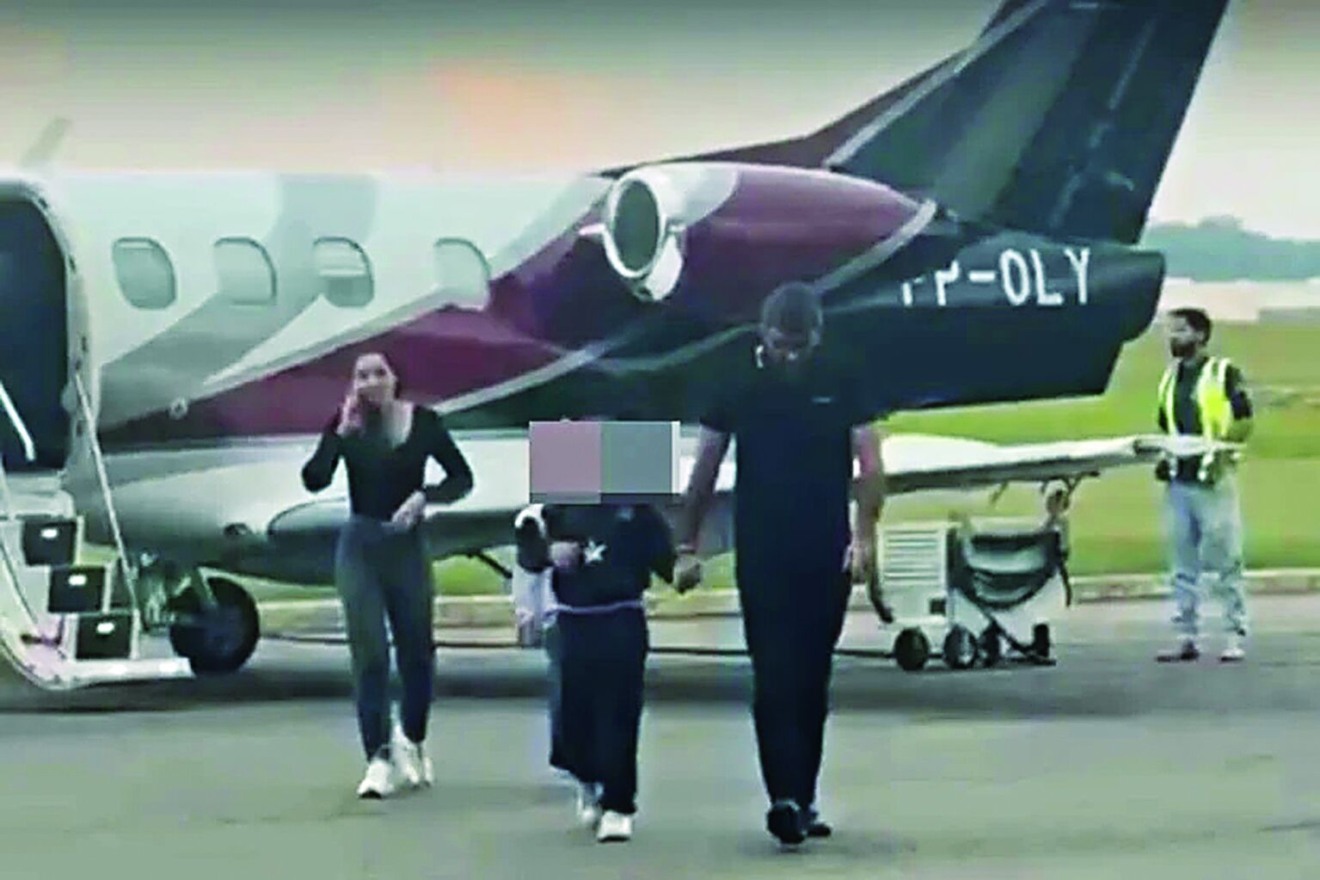 Daniel Santos, a deputada federal Alessandra Haber, esposa dele, e os dois filhos do casal foram flagrados viajando em um jatinho cedido pela Norte Ambiental, em outubro do ano passado.