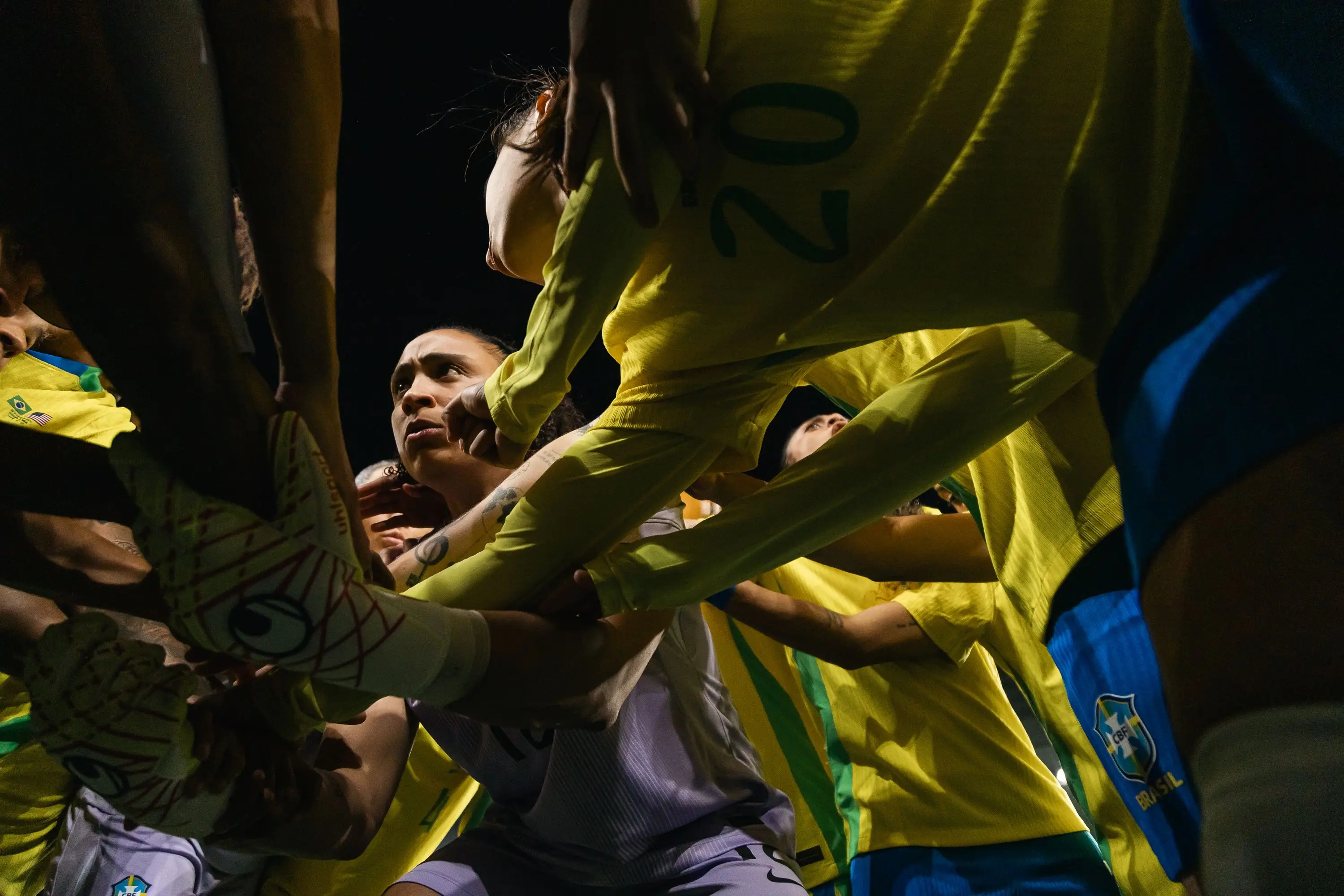 Brasil feminino perde para os EUA em jogo caótico e marcado por expulsões