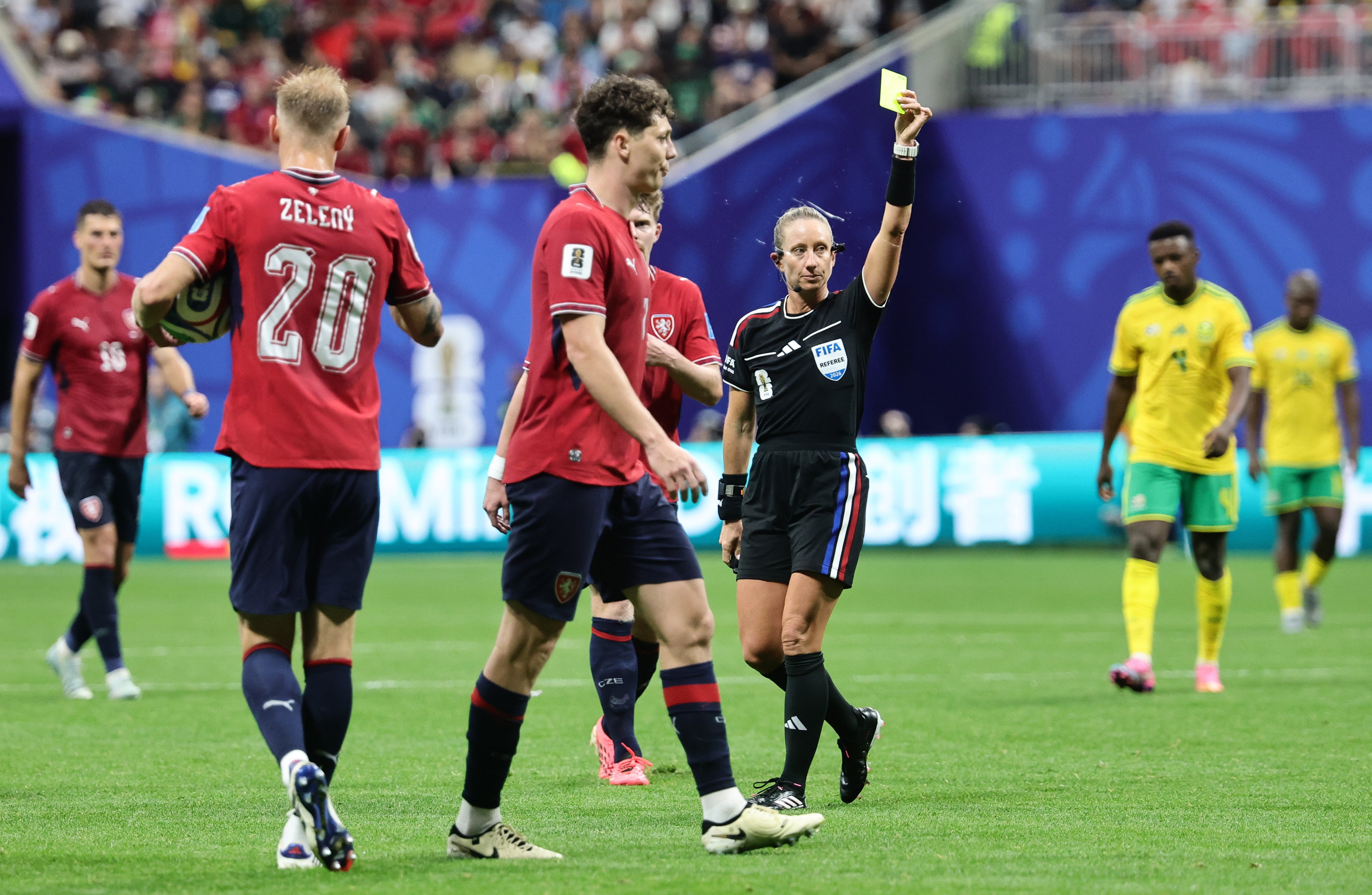 Tori Penso faz história como 1ª mulher a apitar na Copa do Mundo de 2026