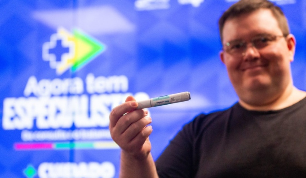 Guilherme Henrique Streppel Panichi, de 39 anos, foi o primeiro participante a receber a dose inicial de semaglutida durante o lançamento do projeto-piloto que avaliará o medicamento no SUS pelos próximos dois anos. Foto: João Gabriel Lopes/Inpacto/GHC