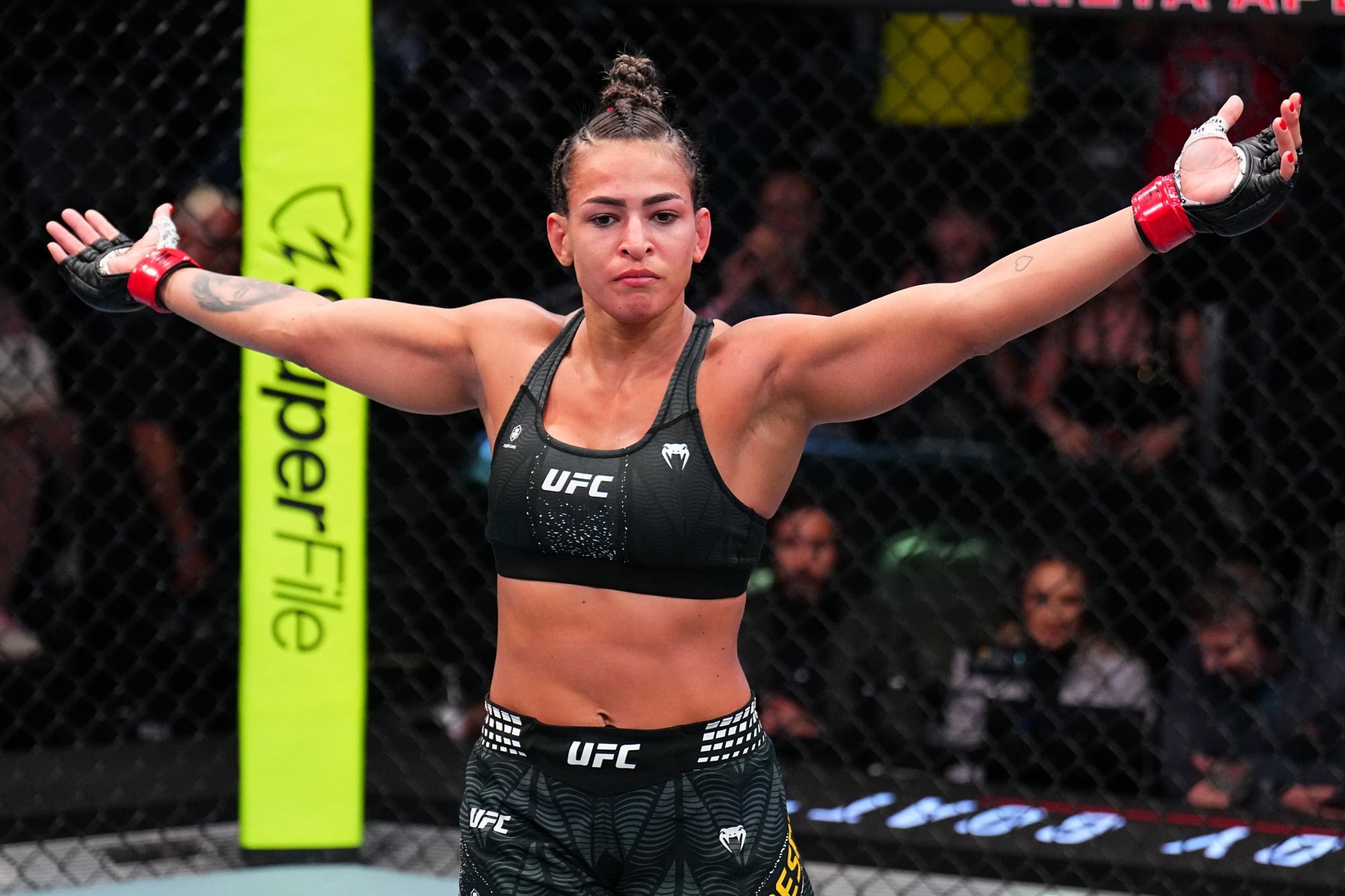 Bia Mesquita finaliza rival no UFC Vegas 119 e mantém invencibilidade