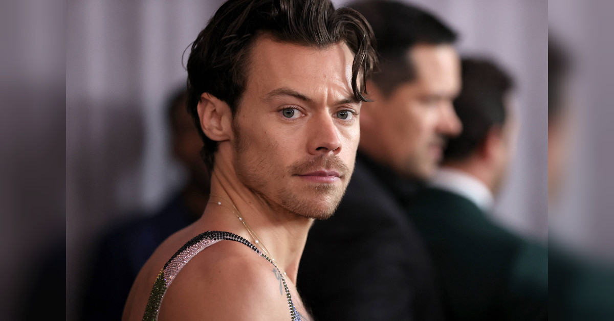 Harry Styles se engasga com água e cai no palco durante show em Londres