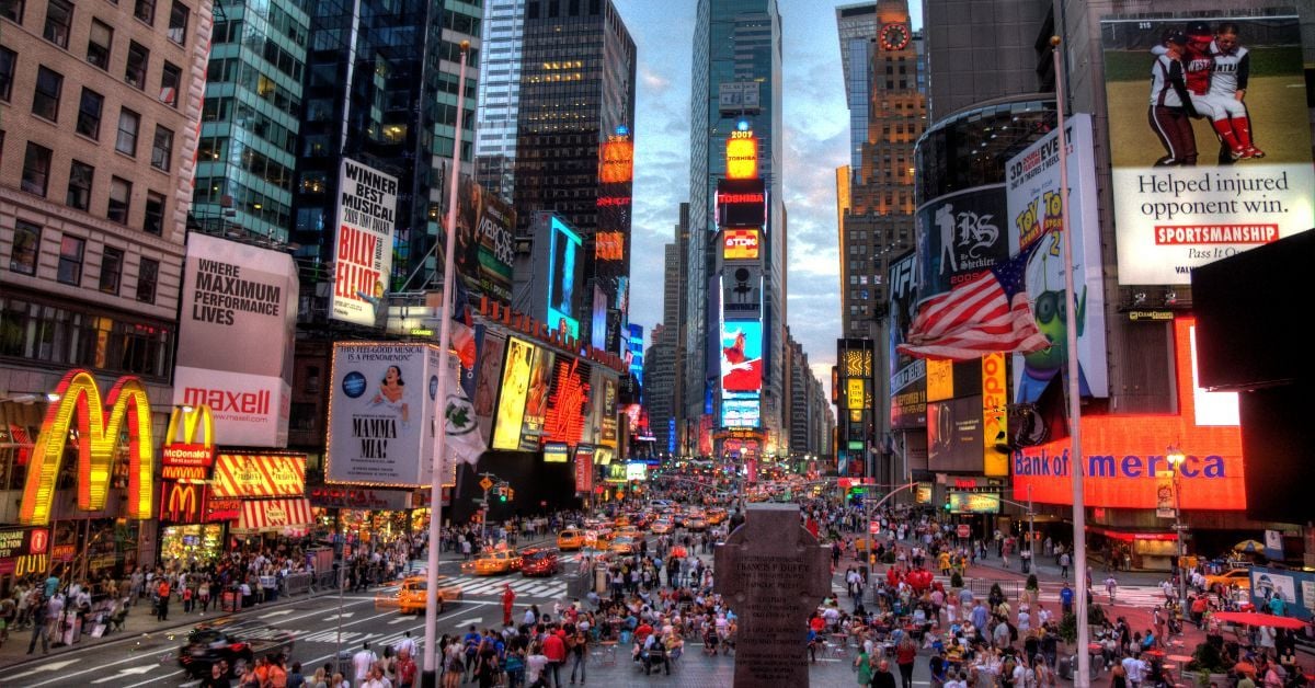 Bandeira do Remo surge na Times Square durante transmissão do Jornal Nacional e viraliza; veja
