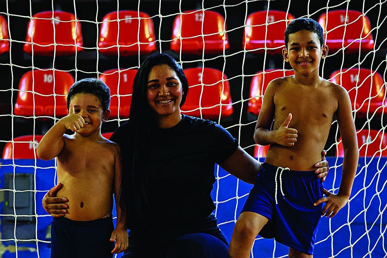 A universitária Erica Rodrigues, 34, toda semana leva duas vezes os filhos João Guilherme, 8, e Rafael, 4, para o futsal no Mangueirinho