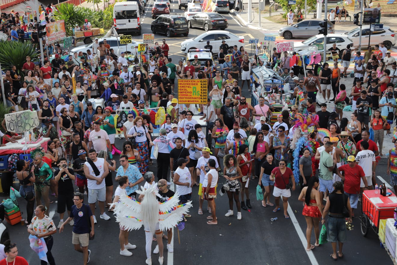 Entre cores e protestos, Parada LGBTI+ ocupa Belém