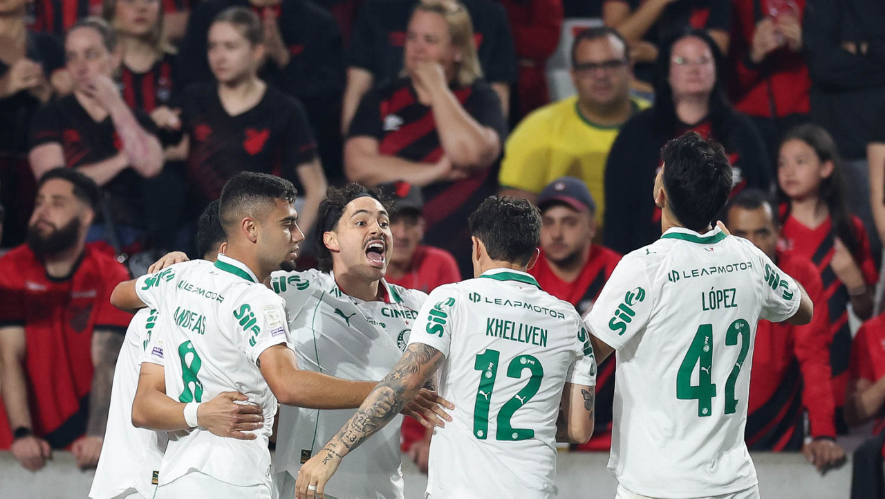 Palmeiras faz 2 a 0 no Athletico, resiste com dez e dorme líder do Brasileirão