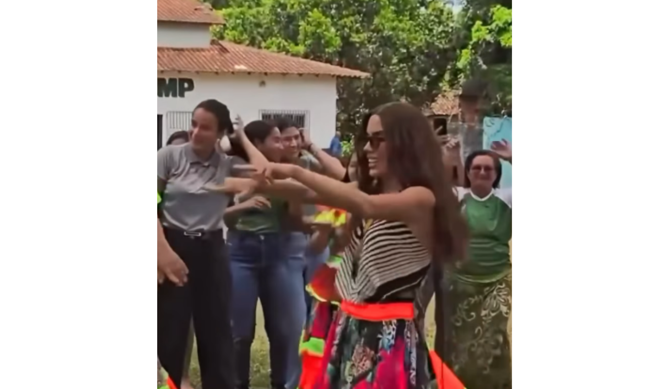 De carimbó e no Rock Doido! Anitta entra no ritmo paraense durante visita a Santo Antônio do Tauá; vídeo