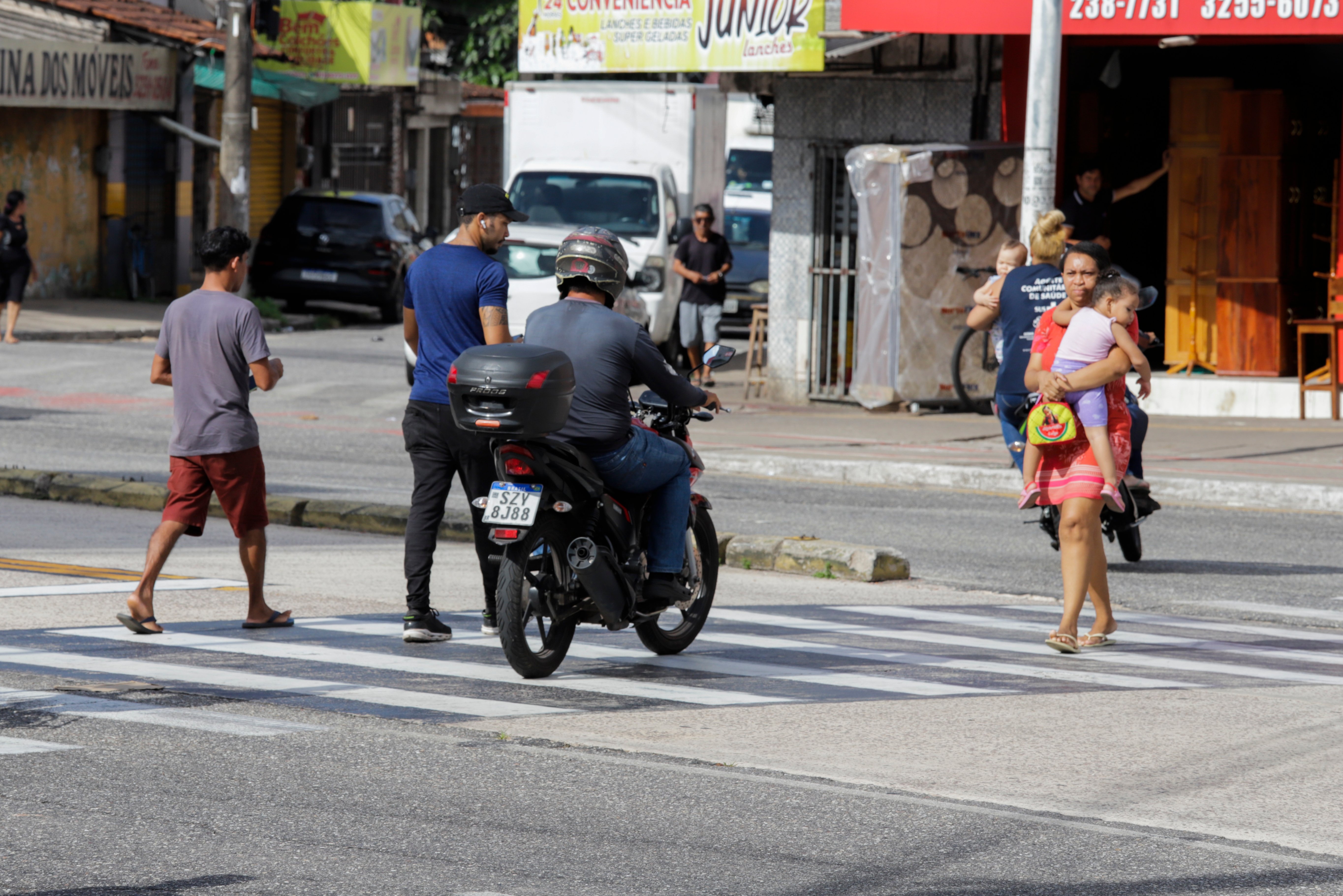 Era para ser passagem segura: motos transformam faixas em atalhos em Belém