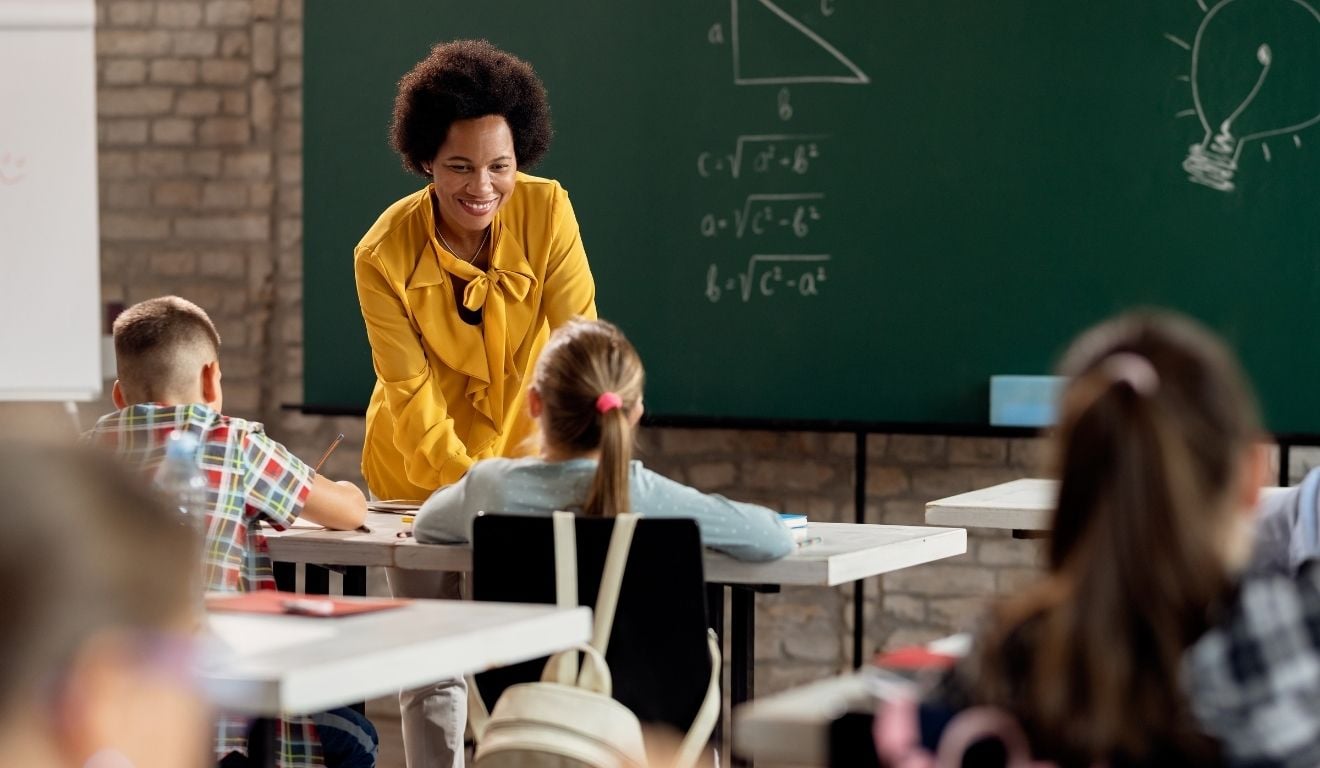 Dia do Professor é feriado, mas escolas podem ter aula em 15 de outubro; entenda