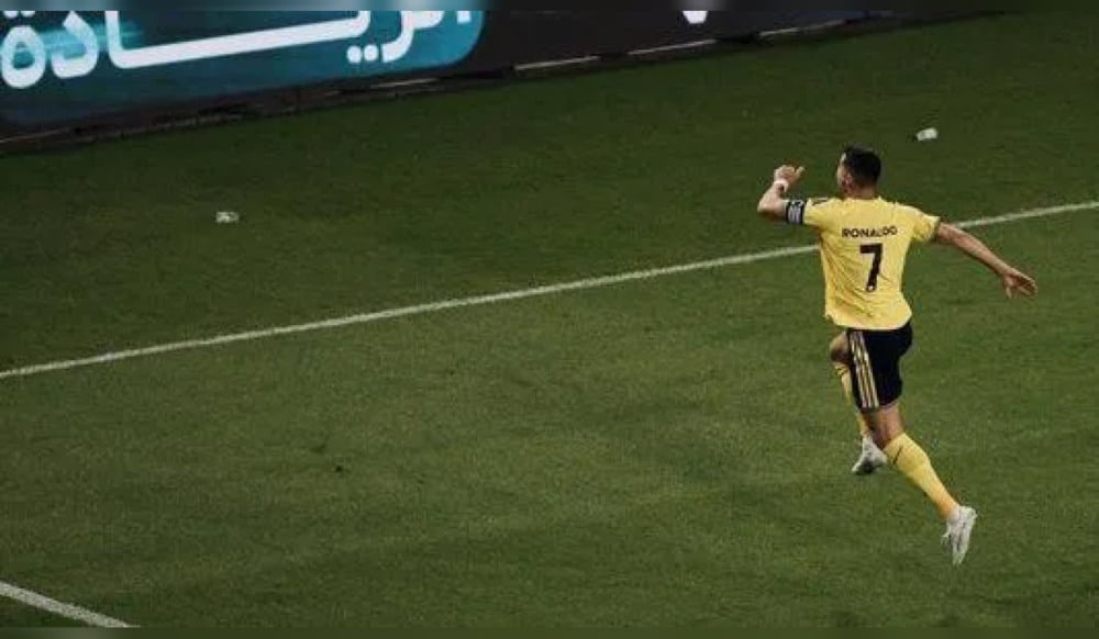 Nesta quinta-feira (29), o atacante marcou três gols na vitória do Al-Nassr por 5 a 3 sobre o Al-Kholood, pela 12ª rodada da Liga Saudita, e deu mais um passo rumo ao milésimo gol da carreira.
