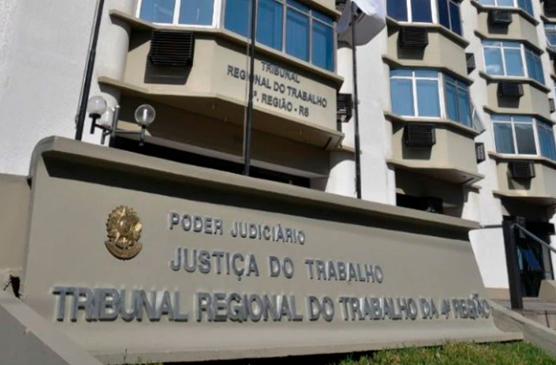 Concurso do TRT abre seleção com salários de até R$ 18,3 mil; inscrições iniciam dia 26